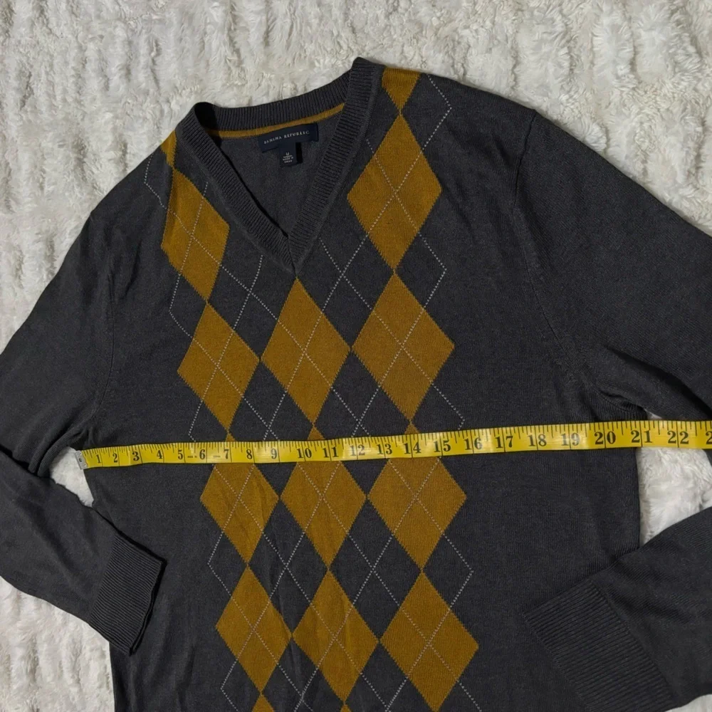 BANANA REPUBLIC Men's Gray and Gold Argyle V-Neck Sweater